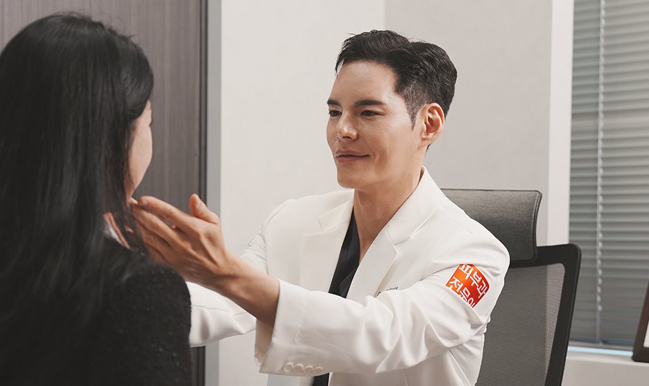 한지수 원장이 상담 중 턱선을 살피는 모습
